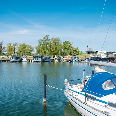 Marina Martinshafen - Lotsenhaus * Neuhof (Rugen)