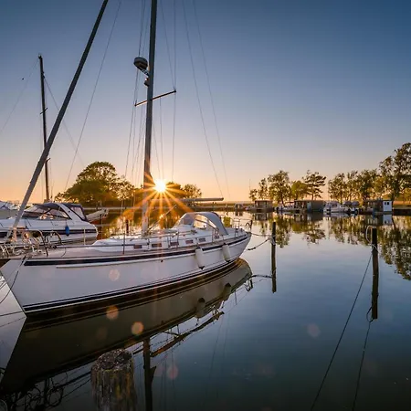 Marina Martinshafen - Lotsenhaus Neuhof (Rugen)