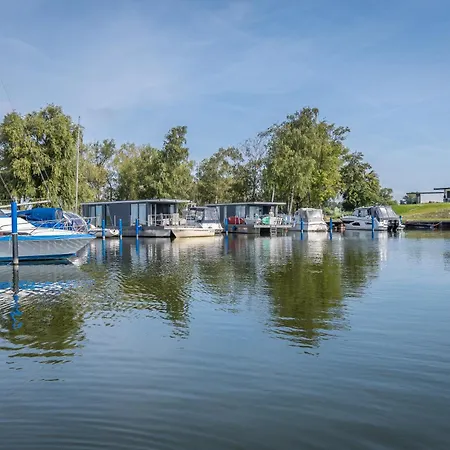 Marina Martinshafen - Lotsenhaus * Neuhof (Rugen)