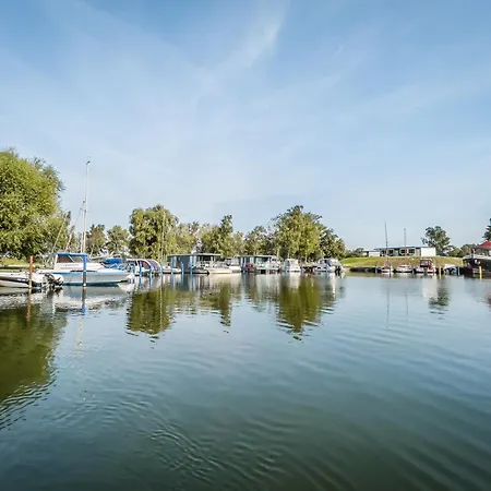 Marina Martinshafen - Lotsenhaus Resort Neuhof (Rugen)