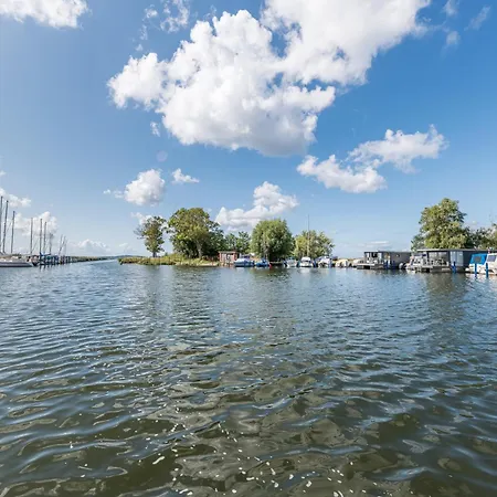Marina Martinshafen - Lotsenhaus * Neuhof (Rugen)