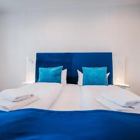 Marina Martinshafen - Lotsenhaus Neuhof (Rugen)