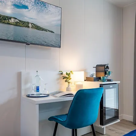 Marina Martinshafen - Lotsenhaus Neuhof (Rugen)