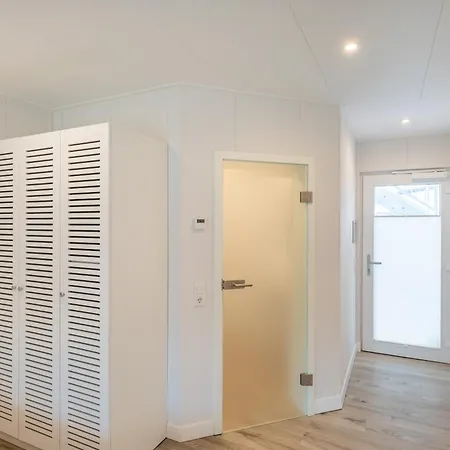 Marina Martinshafen - Lotsenhaus Neuhof (Rugen)