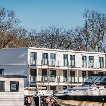 Marina Martinshafen - Lotsenhaus Neuhof (Rugen)