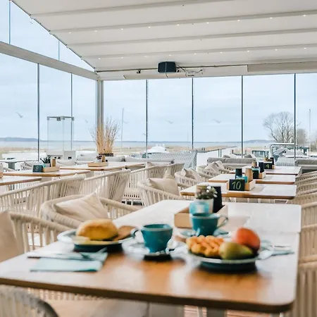 Marina Martinshafen - Lotsenhaus Neuhof (Rugen)