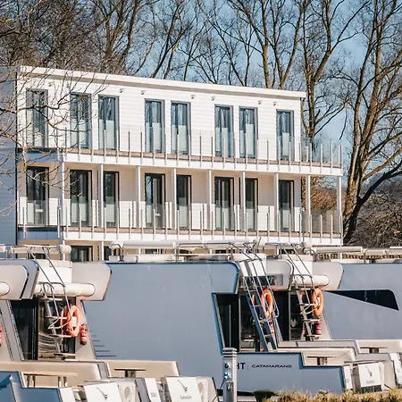 Marina Martinshafen - Lotsenhaus Resort Neuhof (Rugen)