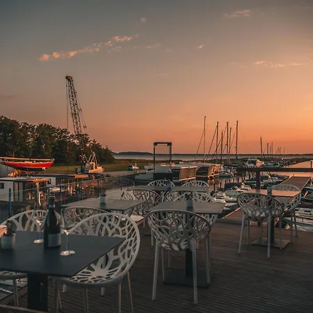 Ośrodek wypoczynkowy Marina Martinshafen - Lotsenhaus Neuhof (Rugen)